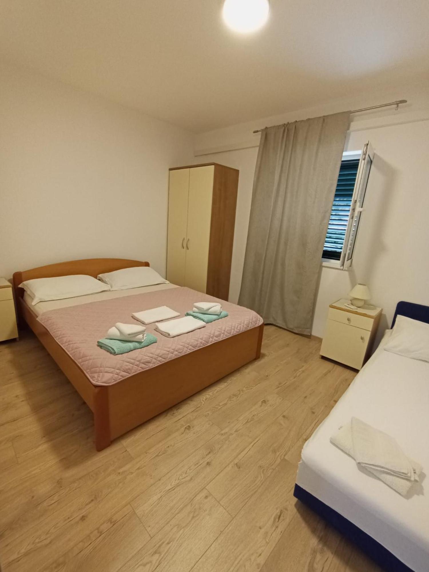 Family Apartments Leona Makarska Exteriör bild