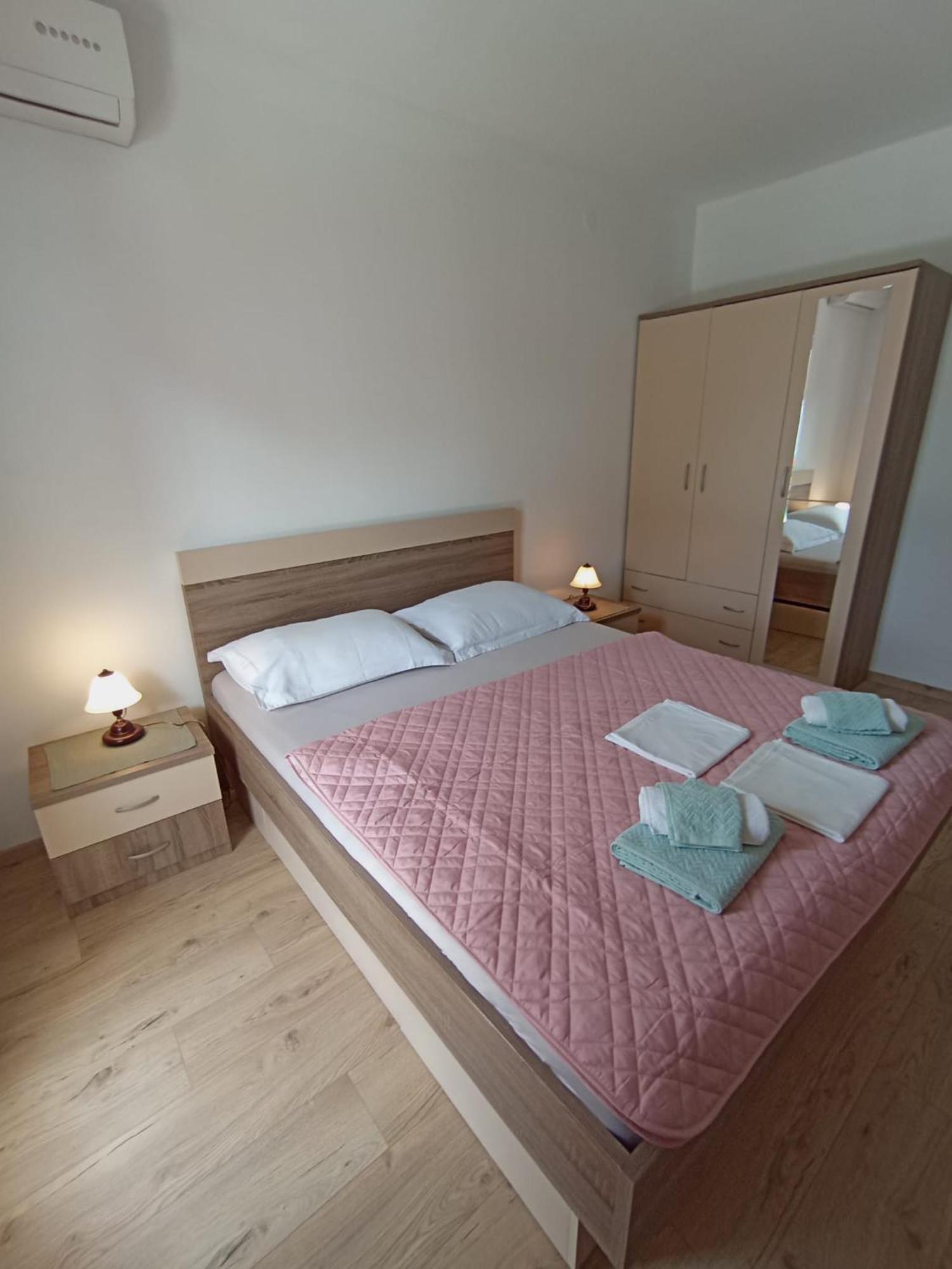 Family Apartments Leona Makarska Exteriör bild