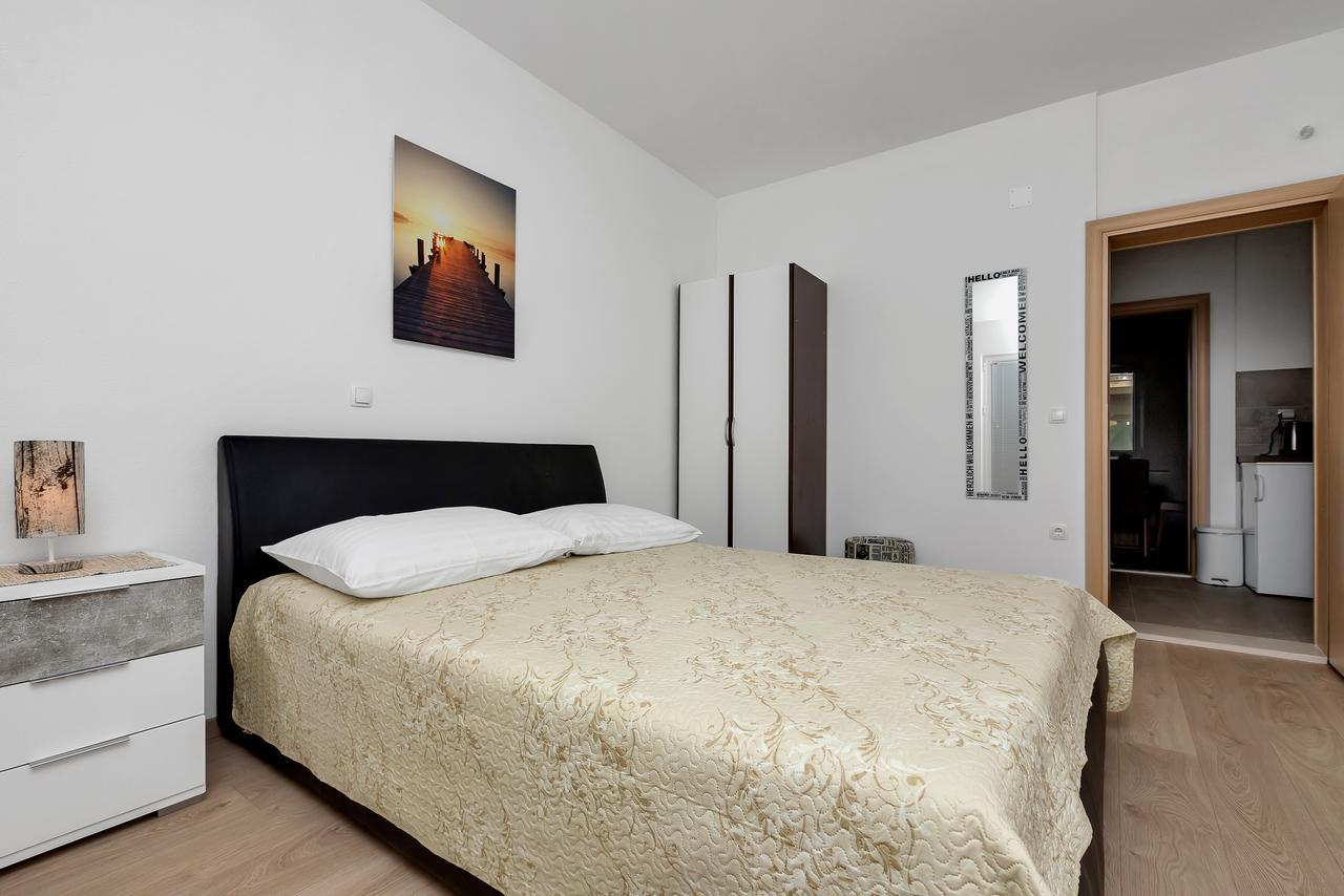Family Apartments Leona Makarska Exteriör bild
