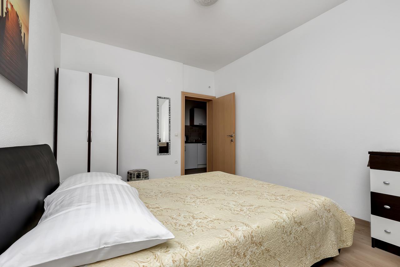 Family Apartments Leona Makarska Exteriör bild